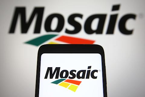 UKRAINE – 2021/05/31: In this photo illustration the Mosaic Company logo is seen on a smartphone and a pc screen. (Photo Illustration by Pavlo Gonchar/SOPA Images/LightRocket via Getty Images)