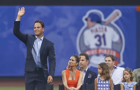 NEW YORK, NY – JULY 30: Mike Piazza waves to the fans before his number retirement ceremony before the start of a game between the Colorado Rockies and New York Mets at Citi Field on July 30, 2016 in the Flushing neighborhood of the Queens borough of New York City. (Photo by Rich Schultz/Getty Images)