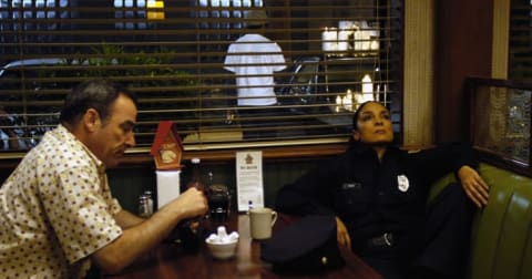 Mandy Patinkin and Jasmine Guy hang out at Der Waffle Haus in Dead Like Me (2003).