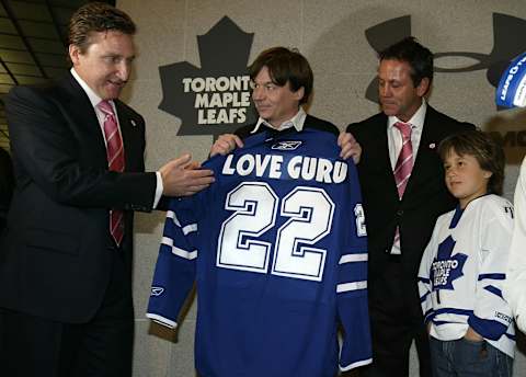 TORONTO – OCTOBER 13: Toronto Maple Leafs vice-president and general manager John Ferguson (L) and former Maple Leafs player Doug Gilmour (R) present Canadian actor and long time Maple Leafs fan Mike Myers  (Photo By Dave Sandford/Getty Images)