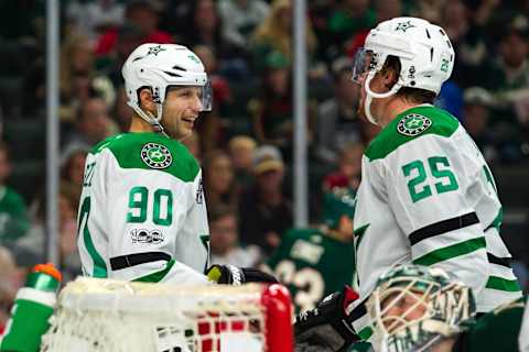 ST. PAUL, MN – SEPTEMBER 30: Dallas Stars center Jason Spezza (90) is congratulated by right wing Brett Ritchie (25) after scoring in the 3rd period during the preseason game between the Dallas Stars and the Minnesota Wild on September 30, 2017 at Xcel Energy Center in St. Paul, Minnesota. Minnesota defeated Dallas 5-1. (Photo by David Berding/Icon Sportswire via Getty Images)