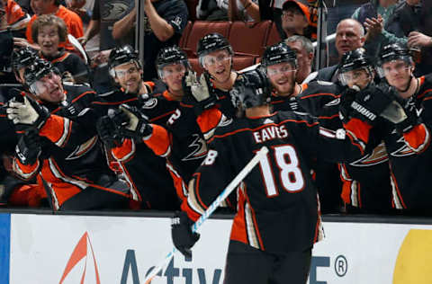 ANAHEIM, CA – OCTOBER 11: Patrick Eaves #18 of the Anaheim Ducks celebrates his third-period goal with his teammates during the game against the New York Islanders on October 11, 2017. (Photo by Debora Robinson/NHLI via Getty Images)