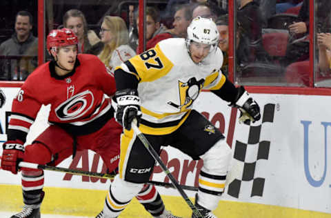 Sidney Crosby, Pittsburgh Penguins, Teuvo Teravainen, Carolina Hurricanes (Photo by Grant Halverson/Getty Images)