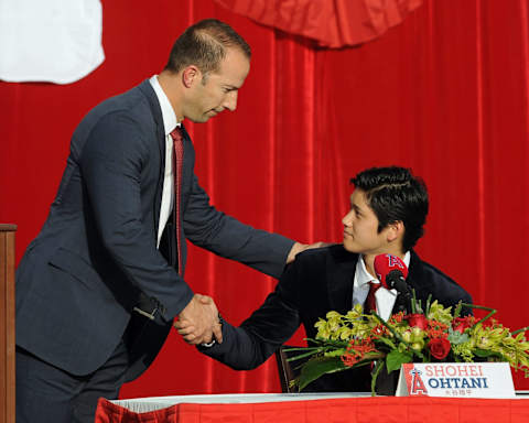 ANAHEIM, CA – DECEMBER 09: Los Angeles Angels of Anaheim general manager Billy Eppler shakes the hand of pitcher from Japan Shohei Ohtani (17) during an outdoor press conference held on December 9, 2017 for the fans and the media in front of Angels Stadium of Anaheim in Anaheim, CA.(Photo by John Cordes/Icon Sportswire via Getty Images)