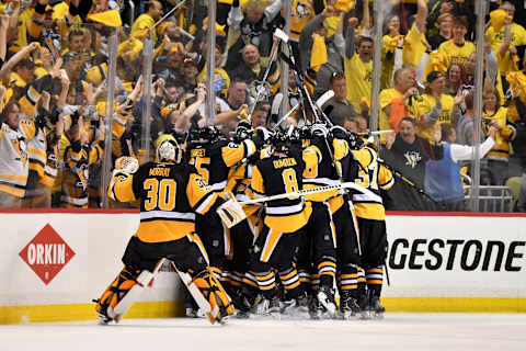 The Pittsburgh Penguins celebrate after Chris Kunitz scored the game winner. (Photo by Jamie Sabau/Getty Images)