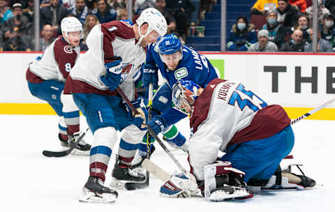 VANCOUVER, BC – NOVEMBER 17: Goalie Darcy Kuemper #35 of the Colorado Avalanche covers up the puck against Juho Lammikko #91 of the Vancouver Canucks during the second period on November, 17, 2021 at Rogers Arena in Vancouver, British Columbia, Canada. Devon Toews #7 of the Colorado Avalanche helps defend on the play. (Photo by Rich Lam/Getty Images)