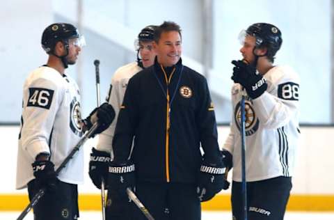 BOSTON, MA – OCTOBER 3: Boston Bruins Coach Bruce Cassidy, center, smiles as he chats with players during practice and media day at the Warrior Ice Arena in Boston, Oct. 3, 2017. (Photo by John Tlumacki/The Boston Globe via Getty Images)