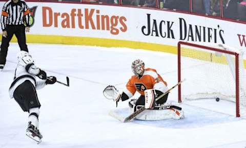 Nov 17, 2015; Philadelphia, PA, USA; Los Angeles Kings center Anze Kopitar (11) scores the game winning goal against Philadelphia Flyers goalie Steve Mason (35) during the shootout at Wells Fargo Center. The Kings derated the Flyers, 3-2 in a shootout. Mandatory Credit: Eric Hartline-USA TODAY Sports