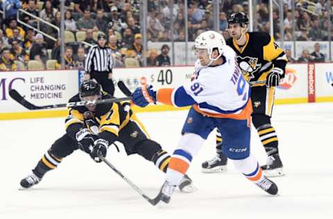 PITTSBURGH, PA – MARCH 24: New York Islanders Center John Tavares (91) attempts a shot on goal in the overtime period during the game between the Pittsburgh Penguins and New York Islanders on March 24, 2017, at PPG Paints Arena in Pittsburgh, Pennsylvania. (Photo by Justin Berl/Icon Sportswire via Getty Images)