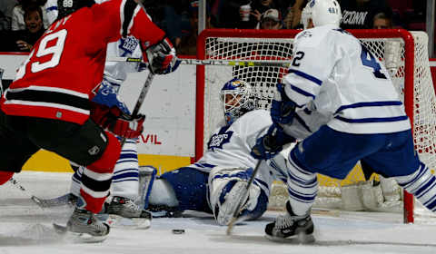 EAST RUTHERFORD, NJ – DECEMBER 31: Ed Belfour of the Toronto Maple Leafs and Alexander Mogilny #89 of the New Jersey Devils   (Photo by Mike Stobe/Getty Images)