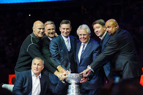 EDMONTON, AB – OCTOBER 10: Paul Coffey, Mark Messier, Glenn Anderson, Wayne Gretzky, Glen Sather, Jari Kurri, and Grant Fuhr pose with the Stanley Cup during the Edmonton Oilers Stanley Cup Reunion at Rexall Place on October 10, 2014 in Edmonton, Alberta, Canada. (Photo by Derek Leung/Getty Images)