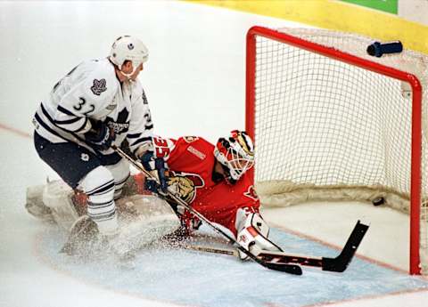 15 Apr 2000: Steve Thomas #32 of the Toronto Mapleleafs scores on Tom Barasso #35 of the Ottawa Senators in the second period of their NHL first round game at the Air Canada Center in Toronto, Ontario, Canada.