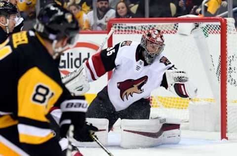 PITTSBURGH, PA – NOVEMBER 10: Arizona Coyotes Goalie Darcy Kuemper (35) makes a glove save on Pittsburgh Penguins Right Wing Phil Kessel (81) during the first period in the NHL game between the Pittsburgh Penguins and the Arizona Coyotes on November 10, 2018, at PPG Paints Arena in Pittsburgh, PA. The Penguins shutout the Coyotes 4-0. (Photo by Jeanine Leech/Icon Sportswire via Getty Images)