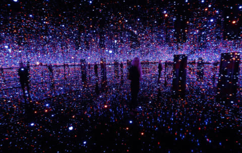 Infinity Mirrored Room—Filled with the Brilliance of Life (2014)