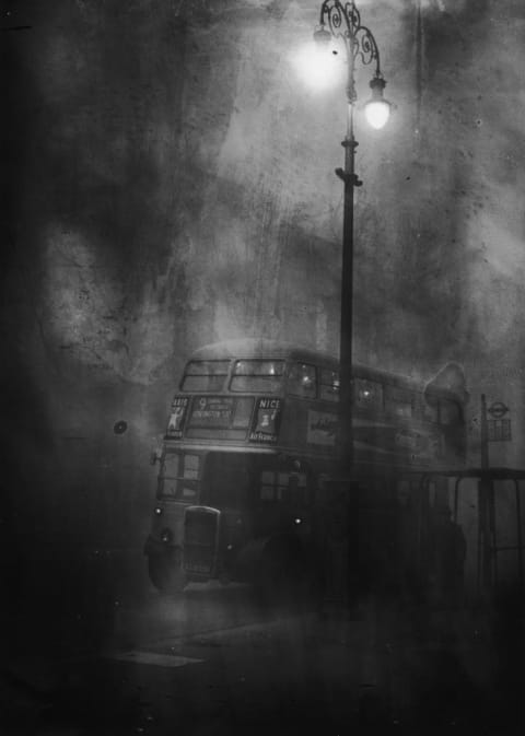 A London bus makes its way along Fleet Street in heavy smog on December 6, 1952.