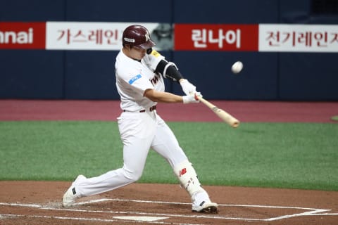 Shortstop Ha-seong Kim #7 of Kiwoom Heroes bats in the bottom of the second inning against the LG Twins at the Gocheok Sky Dome on June 06, 2020, in Seoul, South Korea. (Photo by Chung Sung-Jun/Getty Images)