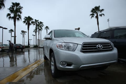 TUSTIN, CA – JANUARY 26: Rain falls on a Toyota Highlander at the Tustin Toyota dealership on January 26, 2010 in Tustin, California. Toyota is temporarily pulling many of its cars and trucks off display and halting production because of a problem that can cause the accelerator to stick. Among the affected models besides the Highlander at the RAV4, Corolla, Matrix, Avalon, Camry, Tundra and Sequoia (Photo by David McNew/Getty Images)