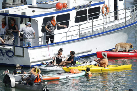 SAN FRANCISCO, CALIFORNIA – SEPTEMBER 27: Retired SF Giants player Hunter Pence throws a signed ball to a fan from a boat in McCovey Cove outside the Stadium during the game between the Giants and the San Diego Padres at Oracle Park on September 27, 2020. (Photo by Lachlan Cunningham/Getty Images)