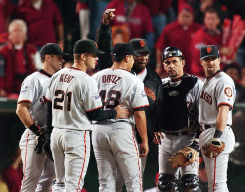 SF Giants manager Dusty Baker signals for a new pitcher during the 2002 World Series. (Photo credit should read LUCY NICHOLSON/AFP via Getty Images)