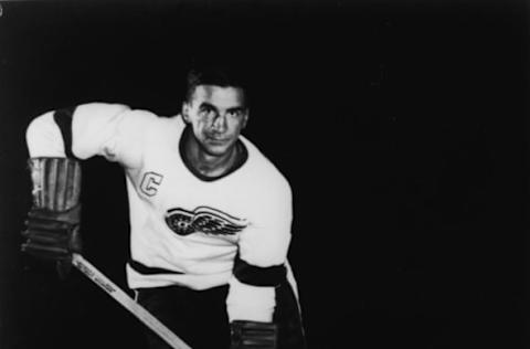 Publicity portrait of Canadian hockey player Ted Lindsay of the Detroit Red Wings, 1950s. (Photo by Bruce Bennett Studios/Getty Images)