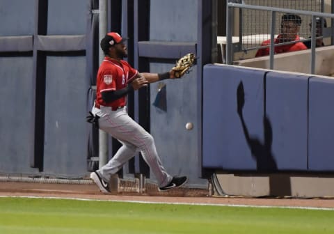 PEORIA, ARIZONA – MARCH 21: Phillip Ervin #6 of the Cincinnati Reds cannot make a catch on a foul ball during a spring training game against the Seattle Mariners at Peoria Stadium on March 21, 2019 in Peoria, Arizona. (Photo by Norm Hall/Getty Images)