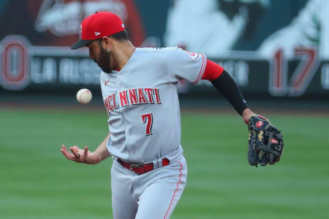 ST LOUIS, MO – JUNE 04: Eugenio Suarez #7 of the Cincinnati Reds bobbles a ground ball. (Photo by Dilip Vishwanat/Getty Images)