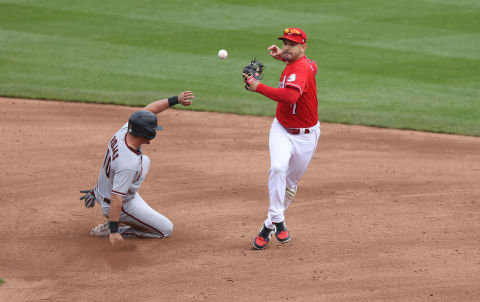 CINCINNATI, OHIO – APRIL 22: Eugenio Suarez #7 of the Cincinnati Reds drops the ball. (Photo by Andy Lyons/Getty Images)