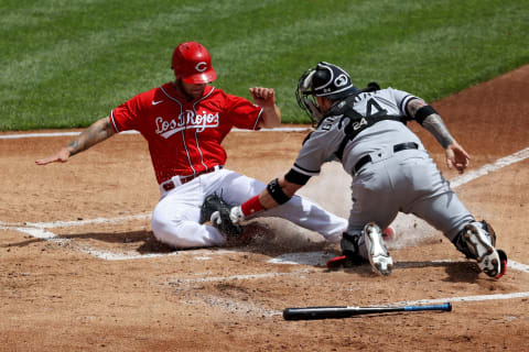 CINCINNATI, OHIO – MAY 05: Yasmani Grandal #24 of the Chicago White Sox tags out Nick Senzel #15 of the Cincinnati Reds. (Photo by Dylan Buell/Getty Images)