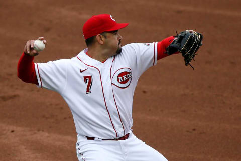 Cincinnati Reds shortstop Eugenio Suarez (7) throws to first.