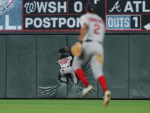 MINNEAPOLIS, MINNESOTA – JUNE 19: Jackie Bradley Jr. #18 of the Boston Red Sox makes a catch off of the outfield wall in the seventh inning against the Minnesota Twins at Target Field on June 19, 2018 in Minneapolis, Minnesota. The Minnesota Twins defeated the Boston Red Sox 4-3 in 17 innings.(Photo by Adam Bettcher/Getty Images)