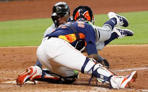 HOUSTON, TEXAS – JULY 26: Shed Long Jr. #4 of the Seattle Mariners scores on a single by Kyle Lewis #1 in the eighth inning as Martin Maldonado #15 of the Houston Astros is late with the tag at Minute Maid Park on July 26, 2020 in Houston, Texas. (Photo by Bob Levey/Getty Images)