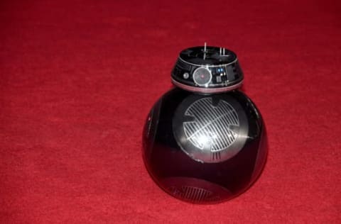 LOS ANGELES, CA – DECEMBER 09: BB-9E rolls down the red carpet during the premiere of Disney Pictures and Lucasfilm’s ‘Star Wars: The Last Jedi’ at The Shrine Auditorium on December 9, 2017 in Los Angeles, California. (Photo by Ethan Miller/Getty Images)