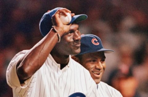 Michael Jordan, Sammy Sosa – Chicago Cubs (Photo by DANIEL LIPPITT / AFP) (Photo credit should read DANIEL LIPPITT/AFP via Getty Images)