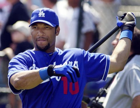 Los Angeles Dodgers’ outfielder Gary Sheffield warms up during batting practice (Photo by RHONA WISE / AFP) (Photo by RHONA WISE/AFP via Getty Images)