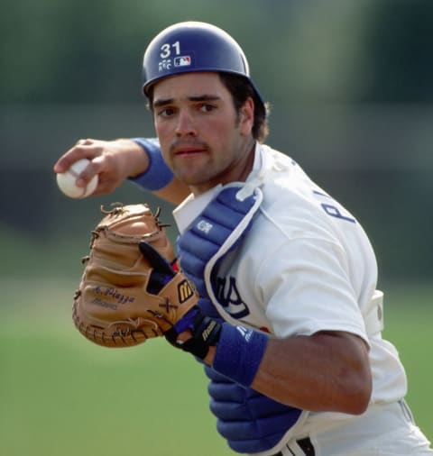 VERO BEACH, FL – MARCH 1993: Mike Piazza #31 of the Los Angeles Dodgers during spring training in March 1993 in Vero Beach, Florida. (Photo by Ronald C. Modra/Getty Images)