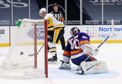 Sidney Crosby #87 of the Pittsburgh Penguins scores the shoot-out game-winner against Semyon Varlamov #40 of the New York Islanders. (Photo by Bruce Bennett/Getty Images)