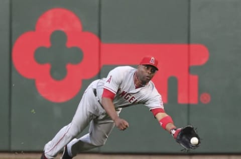 SEATTLE – JUNE 15: Center fielder Torii Hunter #48 of the Los Angeles Angels of Anaheim makes a diving catch of a ball hit by Jack Wilson #2 of the Seattle Mariners at Safeco Field on June 15, 2011 in Seattle, Washington. (Photo by Otto Greule Jr/Getty Images)