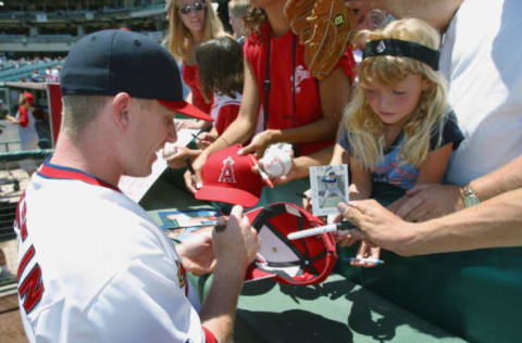 ANAHEIM, CA – JULY 25: Shortstop David Eckstein #22 of the Anaheim Angels signs autographs before the MLB game against the Oakland A’s on July 25, 2002 at Edison Field in Anaheim, California. The Angels defeated the A’s 5-4. (Photo by Stephen Dunn/Getty Images)