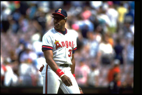 1990: DAVE WINFIELD OF THE CALIFORNIA ANGELS WALKS OFF THE FIELD AT ANAHEIM STADIUM IN ANAHEIM, CALIFORNIA DURING THE 1990 SEASON. (CREDIT: STEPHEN DUNN/ALLSPORT).