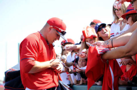 TEMPE, AZ – MARCH 07: Mike Trout #27 of the Los Angeles Angels of Anaheim signs autographs for some fans prior to a game against the Chicago Cubs during a spring training game at Tempe Diablo Stadium on March 7, 2014 in Tempe, Arizona. (Photo by Norm Hall/Getty Images)