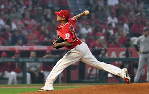 Los Angeles Angels starting pitcher Jesse Chavez pitches against the Seattle Mariners in the first inning. Mandatory Credit: Richard Mackson-USA TODAY Sports