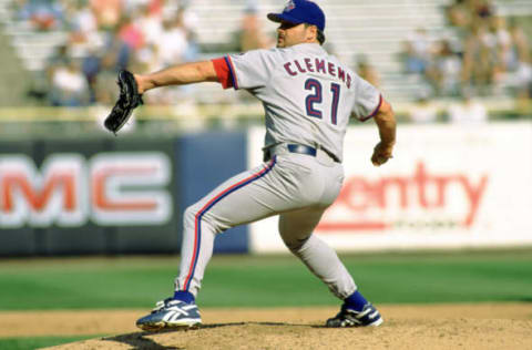 MILWAUKEE – CIRCA 1997: Roger Clemens #21 of the Toronto Blue Jays pitches during an MLB game at County Stadium in Milwaukee, Wisconsin. Clemens played for 24 seasons with 4 different teams, was a 11-time All-Star and a 7-time Cy Young Award winner.(Photo by SPX/Ron Vesely Photography via Getty Images)