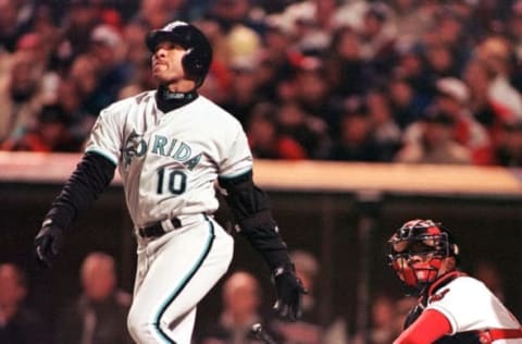 Cleveland Indians catcher Sandt Alomar (R) watches Florida Marlins player Gary Sheffield. AFP PHOTO/Timothy A. CLARY