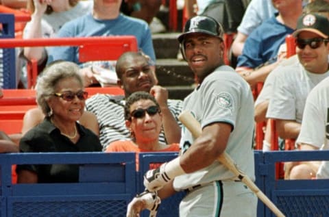 Rachel Robinson, widow of Brooklyn Dodger player Jackie Robinson (L) talks to Bobby Bonilla of the Florida Marlins.(Photo by STAN HONDA/AFP via Getty Images)