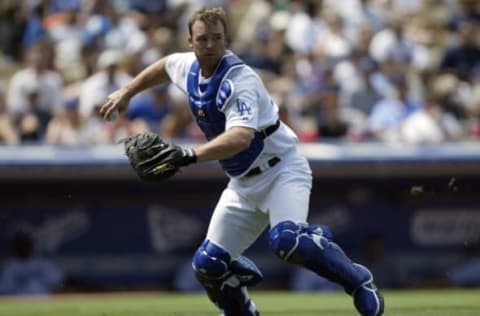 LOS ANGELES – AUGUST 21: Catcher David Ross #40 of the Los Angeles Dodgers fields the ball during the game against the Montreal Expos on August 21, 2003 at Dodger Stadium in Los Angeles, California. The Dodgers defeated Expos 2-1. (Photo by Jeff Gross/Getty Images)