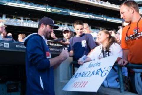 Detroit Tigers starting pitcher Justin Verlander (35) sign autographs before the game against the Pittsburgh Pirates Aug 13, 2014; Detroit, MI, USA; at Comerica Park. Mandatory Credit: Rick Osentoski-USA TODAY Sports