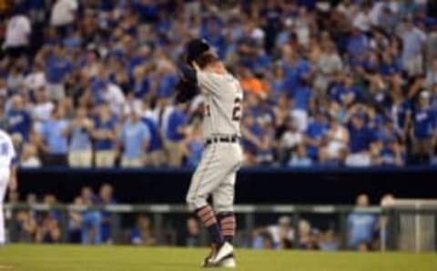 Jun 18, 2016; Kansas City, MO, USA; Detroit Tigers relief pitcher Mark Lowe (21) wipes his face against the Kansas City Royals in the eighth inning at Kauffman Stadium. Kansas City won 16-5. Mandatory Credit: John Rieger-USA TODAY Sports