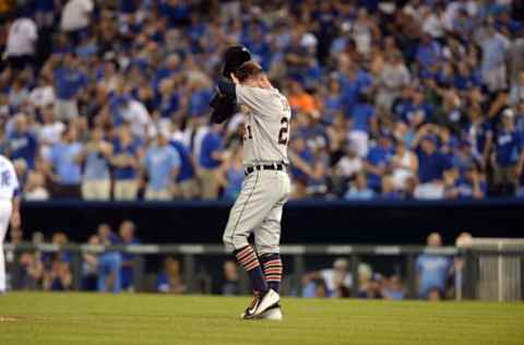 Jun 18, 2016; Kansas City, MO, USA; Detroit Tigers relief pitcher Mark Lowe (21) wipes his face against the Kansas City Royals in the eighth inning at Kauffman Stadium. Kansas City won 16-5. Mandatory Credit: John Rieger-USA TODAY Sports