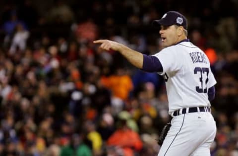 DETROIT – OCTOBER 22: Kenny Rogers #37 of the Detroit Tigers points to Ramon Santiago #39 in the eighth inning against the St. Louis Cardinals during Game Two of 2006 World Series October 22, 2006 at Comerica Park in Detroit, Michigan. (Photo by Jim McIsaac/Getty Images)