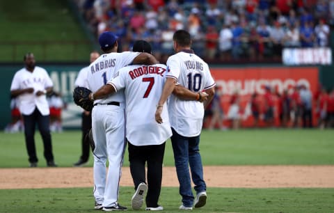 ARLINGTON, TEXAS – SEPTEMBER 29: (L-R) Elvis Andrus #1 of the Texas Rangers, Ivan “Pudge” Rodriguez and Michael Young at Globe Life Park in Arlington on September 29, 2019 in Arlington, Texas. (Photo by Ronald Martinez/Getty Images)